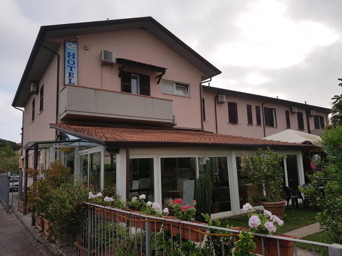 Hotel Patrizia Marina di Massa Extérieur photo